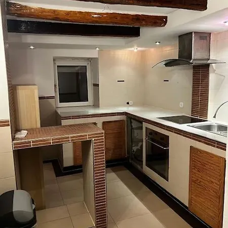 Grosses Haus In Neu Moebiliert 펜션